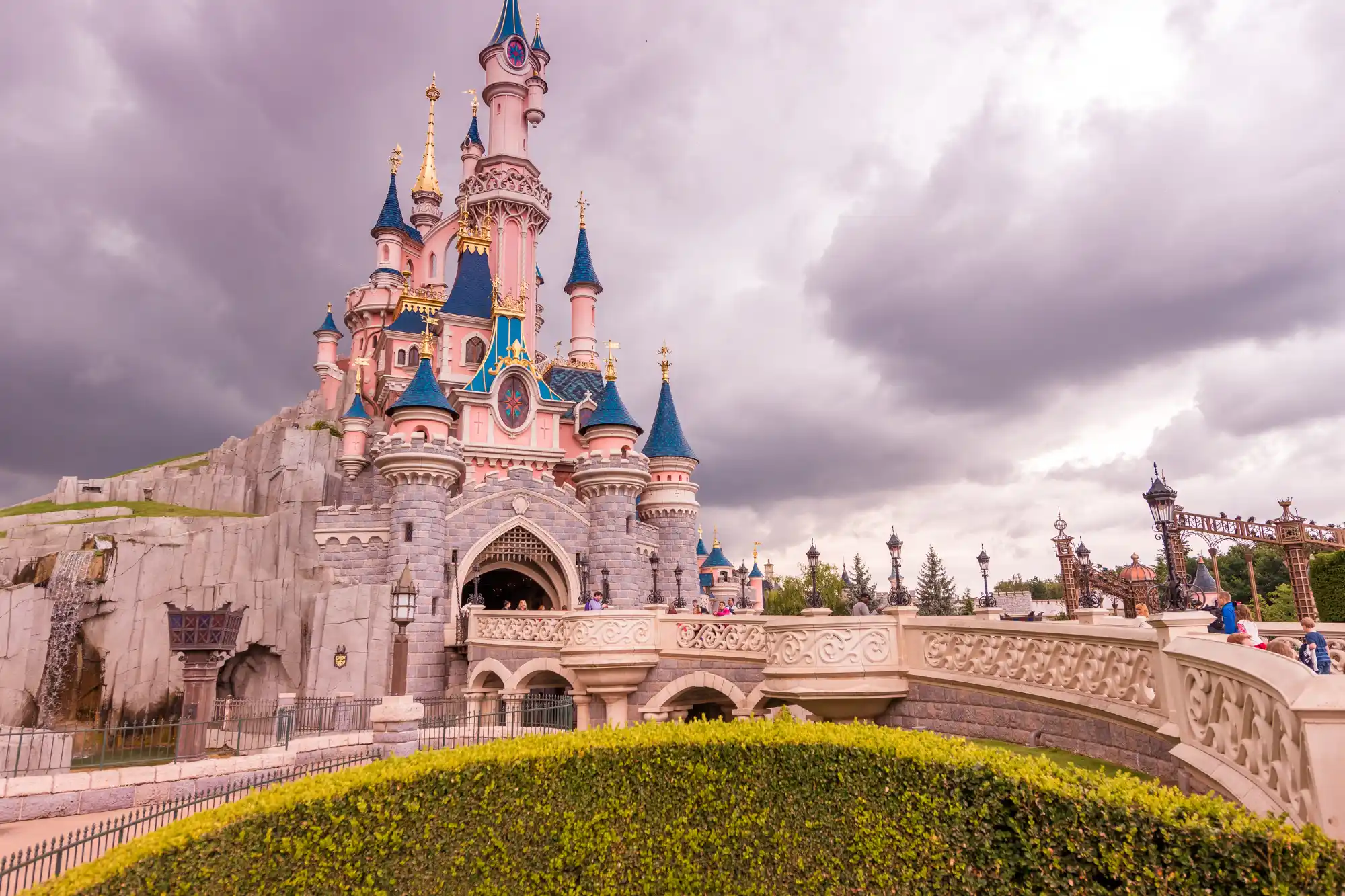Il Catello di Disney Land Paris con sopra il cielo grigio